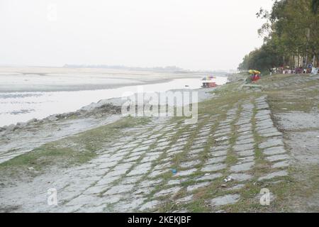 Natürliche Landschaft isoliert auf Flusshintergrund Stockfoto