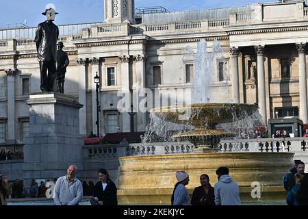 London, Großbritannien. 13.. November 2022. Springbrunnen auf dem Trafalgar Square. Kredit: Siehe Li/Picture Capital/Alamy Live News Kredit: Siehe Li/Picture Capital/Alamy Live News Stockfoto