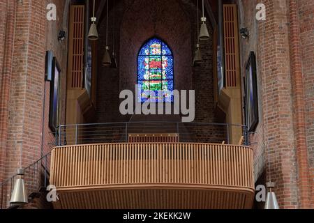 Innenansicht der Marktkirche mit einem bunten Buntglasfenster über dem Haupteingang (Turm) in Hannover Stockfoto