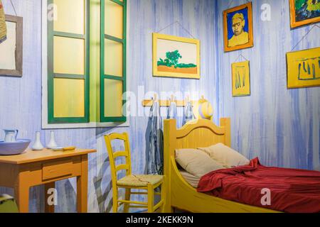 New Orleans, LA, USA - 15. Mai 2022: Lebensgroße Szene, die ein Van Gogh-Gemälde nachahmt, La Chambre de Van Gogh a Arles Stockfoto