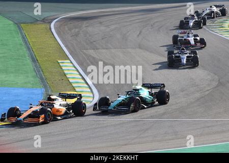 Sao Paulo, Brasilien . 11.. November 2022. SAO PAULO, Brasilien, 12. November 2022; #3, Daniel RICCIARDO, AUS, McLaren F1 Team, MCL36M, Mercedes-Motor, und Sebastian VETTEL, Aston Martin während des GP DO BRASIL DE FORMULA 1, Autodromo de Interlagos - F1 GP BRAZIL 2022 - Formel 1 Grand Prix Brasilien - Formel 1, Formel 1, Formel 1 - Honorarhaftbar Bild - Bildnachweis: © Cristiano Andujar/ATP images Credit: SPP Sport Drücken Sie Foto. /Alamy Live News Stockfoto