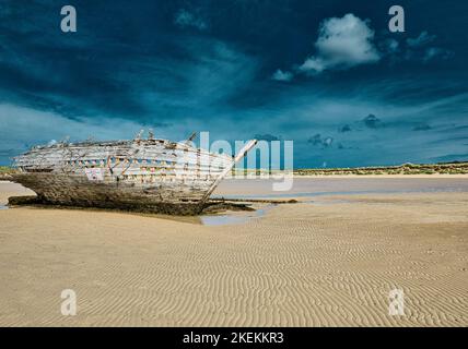 Bad Eddie's (Eddie's Boat) Holzboot wurde in den frühen 1970er Jahren Schiffbruch erlitten, Magheraclogher Beach, Gweedore, (Gaoth Dobhair) County Donegal, Irland Stockfoto