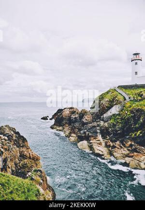 Fanad Head Lighthouse an der wilden Atlantikküste im Westen Irlands, Fanad Head, Fanad Peninsula, County Donegal, Irland Stockfoto