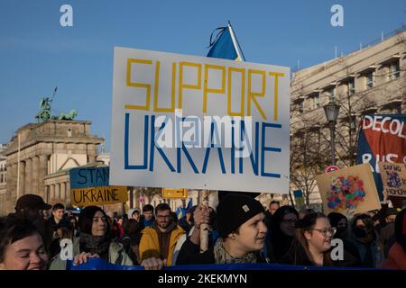 Berlin, Deutschland. 13.. November 2022. Am 13. November 2022 versammelten sich in Berlin Menschen am Brandenburger Tor zu einer Demonstration gegen den russischen Krieg in der Ukraine. Einige Demonstranten hielten Reden bei dem Protest, der unter dem Motto Anti-z. gehalten wurde Es wurden zahlreiche Anzeichen dafür vorgebracht, dass Putin ein Mörder ist und die Ukraine sofort Waffen braucht. (Foto: Michael Kuenne/PRESSCOV/Sipa USA) Quelle: SIPA USA/Alamy Live News Stockfoto