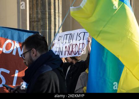 Berlin, Deutschland. 13.. November 2022. Am 13. November 2022 versammelten sich in Berlin Menschen am Brandenburger Tor zu einer Demonstration gegen den russischen Krieg in der Ukraine. Einige Demonstranten hielten Reden bei dem Protest, der unter dem Motto Anti-z. gehalten wurde Es wurden zahlreiche Anzeichen dafür vorgebracht, dass Putin ein Mörder ist und die Ukraine sofort Waffen braucht. (Foto: Michael Kuenne/PRESSCOV/Sipa USA) Quelle: SIPA USA/Alamy Live News Stockfoto
