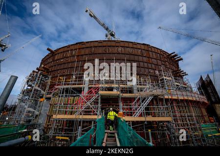 Aktenfoto vom 23/09/21 von Bauarbeiten am kreisförmigen Stahlbeton- und Stahlhaus eines Reaktors auf Nuclear Island 1 im Kernkraftwerk Hinkley Point C in der Nähe von Bridgwater in Somerse. Ein Arbeiter auf der Baustelle Hinkley Point C in Somerset ist nach einem „Bauunfall“ am Sonntagmorgen gestorben, teilte EDF Energy mit. Ausgabedatum: Sonntag, 13. November 2022. Stockfoto