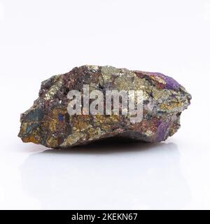 Chalkopyrit aus Naturstein auf weißem Hintergrund. Mineral von goldener Farbe Stockfoto