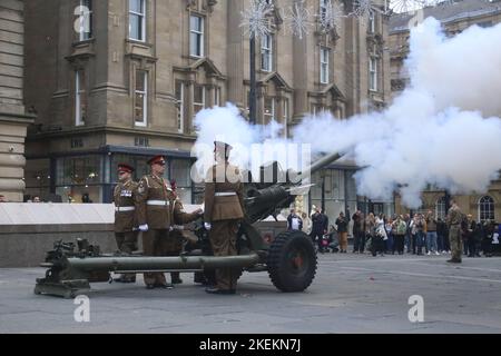 Newcastle upon Tyne, Großbritannien. 13. November 2022. Gedenksonntag, Veteranen, Truppen, Band des Royal Regiment Fusiliers nehmen an der Parade zum Gedenksonntag Teil und legen einen Kranz auf dem war Memorial Old Eldon Square, Newcastle upon Tyne, Großbritannien, 13.. November 2022, Kredit: Kredit: DEW/Alamy Live Nachrichten Gutschrift: DEW/Alamy Live Nachrichten Stockfoto