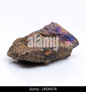 Chalkopyrit aus Naturstein auf weißem Hintergrund. Mineral von goldener Farbe Stockfoto