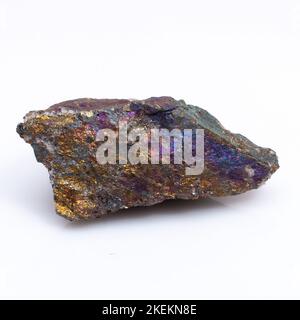 Chalkopyrit aus Naturstein auf weißem Hintergrund. Mineral von goldener Farbe Stockfoto