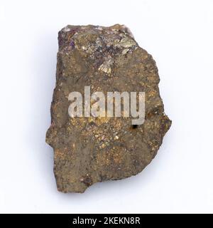 Chalkopyrit aus Naturstein auf weißem Hintergrund. Mineral von goldener Farbe Stockfoto