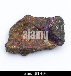 Chalkopyrit aus Naturstein auf weißem Hintergrund. Mineral von goldener Farbe Stockfoto