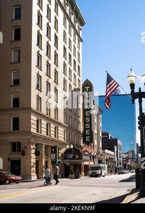 Knoxville, Tennessee, - 28. Oktober 2022: Straßenszene des historischen Stadtzentrums von Knoxville, Tennessee an einem sonnigen Herbsttag im Landmark District. Stockfoto