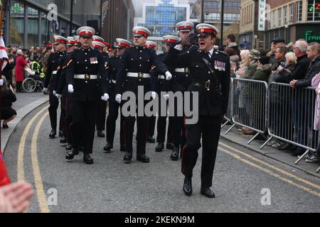 Newcastle upon Tyne, Großbritannien. 13. November 2022. Gedenksonntag, Veteranen, Truppen, Band des Royal Regiment Fusiliers nehmen an der Parade zum Gedenksonntag Teil und legen einen Kranz auf dem war Memorial Old Eldon Square, Newcastle upon Tyne, Großbritannien, 13.. November 2022, Kredit: Kredit: DEW/Alamy Live Nachrichten Gutschrift: DEW/Alamy Live Nachrichten Stockfoto