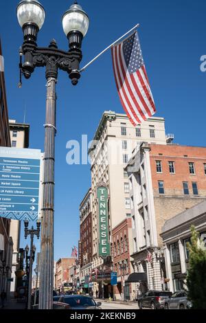 Knoxville, Tennessee, - 28. Oktober 2022: Straßenszene des historischen Stadtzentrums von Knoxville, Tennessee an einem sonnigen Herbsttag im Landmark District. Stockfoto