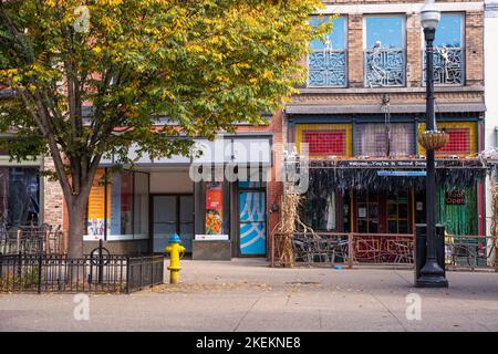 Knoxville, Tennessee, - 28. Oktober 2022: Straßenszene des historischen Stadtzentrums von Knoxville, Tennessee an einem sonnigen Herbsttag im Landmark District. Stockfoto