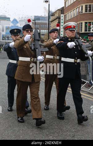 Newcastle upon Tyne, Großbritannien. 13. November 2022. Gedenksonntag, Veteranen, Truppen, Band des Royal Regiment Fusiliers nehmen an der Parade zum Gedenksonntag Teil und legen einen Kranz auf dem war Memorial Old Eldon Square, Newcastle upon Tyne, Großbritannien, 13.. November 2022, Kredit: Kredit: DEW/Alamy Live Nachrichten Gutschrift: DEW/Alamy Live Nachrichten Stockfoto