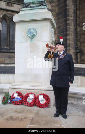 Newcastle upon Tyne, Großbritannien. 13. November 2022. Gedenksonntag, Veteranen, Truppen, Band des Royal Regiment Fusiliers nehmen an der Parade zum Gedenksonntag Teil und legen einen Kranz auf dem war Memorial Old Eldon Square, Newcastle upon Tyne, Großbritannien, 13.. November 2022, Kredit: Kredit: DEW/Alamy Live Nachrichten Gutschrift: DEW/Alamy Live Nachrichten Stockfoto