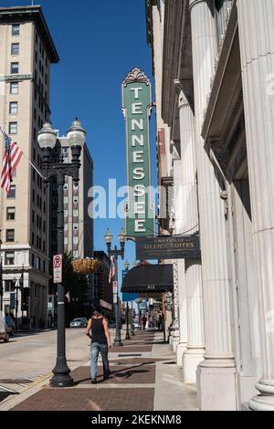 Knoxville, Tennessee, - 28. Oktober 2022: Straßenszene des historischen Stadtzentrums von Knoxville, Tennessee an einem sonnigen Herbsttag im Landmark District. Stockfoto
