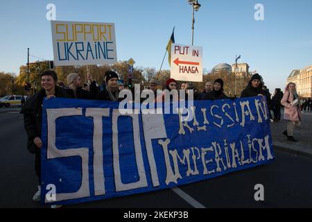 Berlin, Deutschland. 13.. November 2022. Am 13. November 2022 versammelten sich in Berlin Menschen am Brandenburger Tor zu einer Demonstration gegen den russischen Krieg in der Ukraine. Einige Demonstranten hielten Reden bei dem Protest, der unter dem Motto Anti-z. gehalten wurde Es wurden zahlreiche Anzeichen dafür vorgebracht, dass Putin ein Mörder ist und die Ukraine sofort Waffen braucht. (Bild: © Michael Kuenne/PRESSCOV über ZUMA Press Wire) Stockfoto