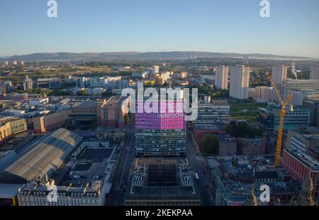 Luftaufnahme der Menschen machen Glasgow Zeichen auf hohen Turm Gebäude im Stadtzentrum Stockfoto