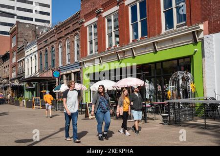 Knoxville, Tennessee, - 28. Oktober 2022: Straßenszene des historischen Stadtzentrums von Knoxville, Tennessee an einem sonnigen Herbsttag im Landmark District. Stockfoto