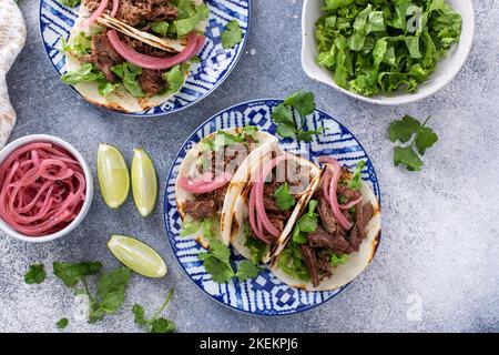 Rindfleisch-Tacos mit Salat und eingelegten roten Zwiebeln Stockfoto