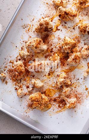 Gebratener Blumenkohl mit Paprika und Gewürzen Stockfoto