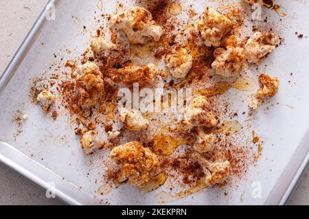 Gebratener Blumenkohl mit Paprika und Gewürzen Stockfoto