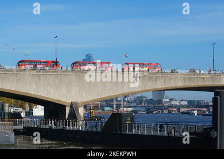 Auf der Waterloo Bridge, London, Großbritannien, stehen drei rote Londoner Busse an Stockfoto