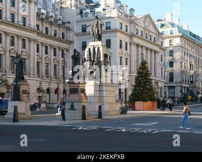 Das Guards Crimean war Memorial am Waterloo Place, London, flankiert von Bronzestatuen der Florence Nightingale und Sydney Herbert (englischer Staatsmann) Stockfoto