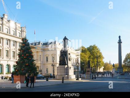 Blick auf den Waterloo Place von der Regent Street St James, London, Großbritannien, mit der Säule des Herzogs von York im Hintergrund. Stockfoto