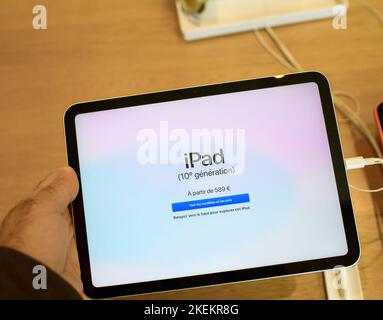 Paris, Frankreich - 28. Oktober 2022: Nahaufnahme des neuen Apple Computers iPad der 10.-Generation in gelber Farbe für Männer im Geschäft - ab dem Preis auf dem Bildschirm 589 Euro Stockfoto