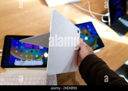 Paris, Frankreich - 28. Oktober 2022: Seitenansicht des Magic Keyboard Folio für iPad der Generation 10. Stockfoto