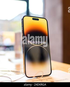 Paris, Frankreich - 28. Oktober 2022: Seitenansicht des neuen Smartphones iPhone 14 Pro Max von Apple Computers auf dem Holztisch während der Präsentation im Apple Store Stockfoto