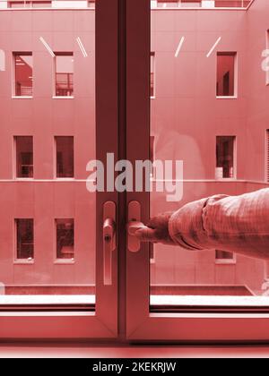 POV männlich schließende Öffnung modernes pvc-Aluminium-Dreifachfenster mit mehreren Fenstern des angrenzenden Gebäudes - Isolierung des Hauses rot gegossen Stockfoto