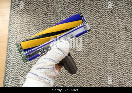Paris, Frankreich - Jul 4, 2022: Über Wollteppich halten moderner neuer Dyson Laser Slim Fluffy-Reinigungskopf Stockfoto