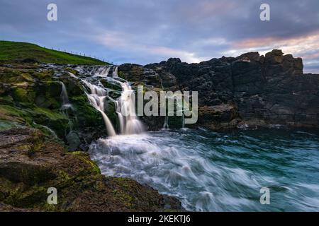 Dunseverick Falls an der Küste von Antrim, Nordirland Stockfoto