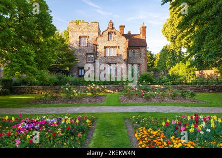 Tower House in Westgate Gardens; ein schöner öffentlicher Park in Canterbury, Kent. Stockfoto