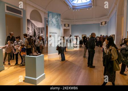 Edinburgh, Großbritannien. 13. November 2022 im Bild: Am letzten Wochenende der Scottish National Gallerys findet Eine Ausstellung zum Impressionismus statt, bei der sich große Schlangen vor der National Gallery auf dem Hügel von Edinburgh befinden. Kredit: Rich Dyson/Alamy Live Nachrichten Stockfoto