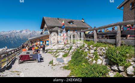 Tuckett Refuge (2272 m ü.d.M.) - Madonna di Campiglio, Brenta Dolomiten, Trentino-Südtirol, Norditalien - Naturpark Adamello Brenta Stockfoto