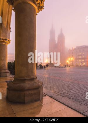 Marienkirche auf dem Hauptplatz von Krakau, Polen. Stockfoto
