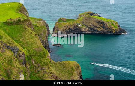 Die Carrick-a-Rede-Hängebrücke aus Sicht von Portaneevy an der Küste von Antrim, Nordirland. Stockfoto