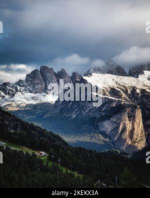 Ein früher Wintersturm zieht sich durch die Dolomiten in Norditalien in der Nähe des Sellajocks. Stockfoto