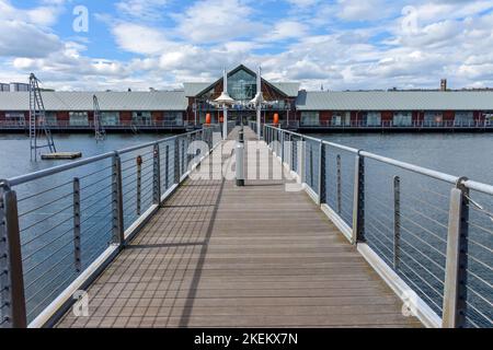 Die Stadt Quay Einkaufs-und Freizeitentwicklung von der Fußgängerbrücke über West Victoria Dock, Dundee, Schottland, Großbritannien Stockfoto