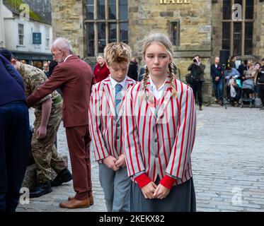 Truro, Cornwall, Großbritannien. 13.. November 2022. Heute Nachmittag nahmen zwei Kinder der Polwhele-Hausschule an einer Kranzverlegung im war Memorial in Truro, Cornwall, Teil. Eine Militärprozession hielt für den Gruß seiner Majestät, des Oberleutnants des Königs, an den Col E T Bolitho OBE in Cornwall an, der dann an einer Bürgerprozession teilnahm, die zur Bildung der Ehrengarde am Hohen Kreuz führte. Kredit: Keith Larby/Alamy Live Nachrichten Stockfoto
