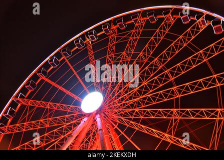 Beleuchtetes Riesenrad in der Düsseldorfer Altstadt. Stockfoto