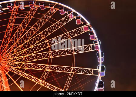 Beleuchtetes Riesenrad 'Wheel of Vision' in der Düsseldorfer Altstadt, eine große Attraktion sowohl für Einheimische als auch Besucher. Er ist 55 Meter/180 Fuß hoch. Stockfoto