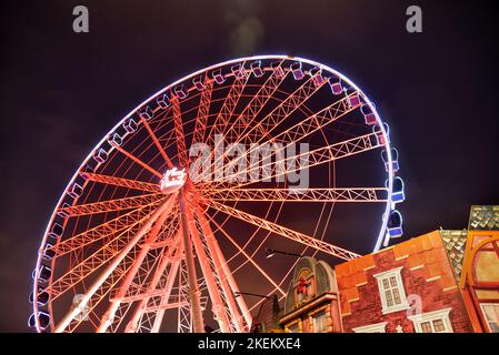 Weihnachtsmarkt in Düsseldorf, Altstadt, Deutschland, mit großem beleuchteten Riesenrad. Stockfoto