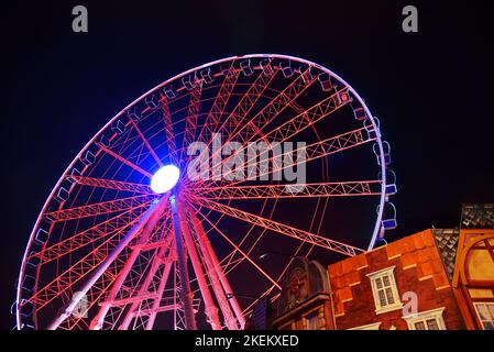 Beleuchtetes Riesenrad „Wheel of Vision“ auf dem Weihnachtsmarkt am Burgplatz in der Düsseldorfer Altstadt. Stockfoto